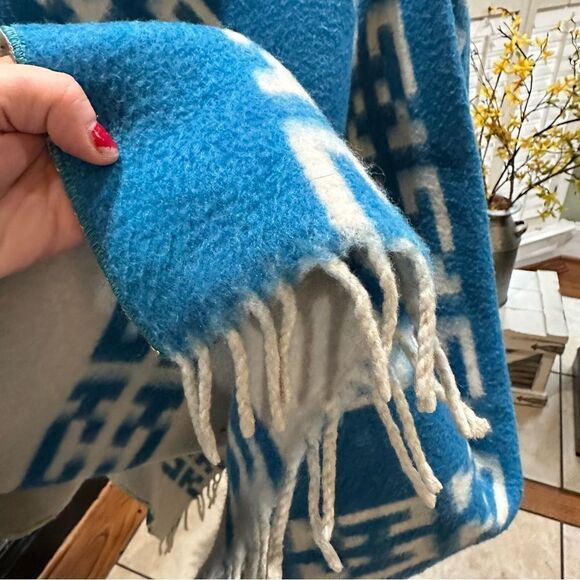 Reversible Wool Poncho One Size - Picture 4 of 14